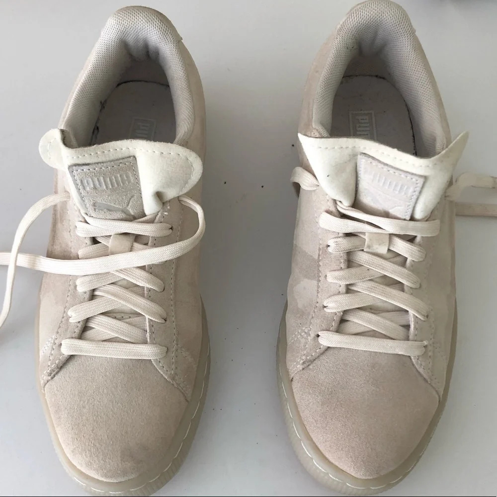 Puma Suede sneakers shoes. White color. Size 7c.